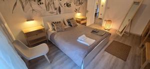 una camera da letto con un letto grande e una sedia di Ca' Olivo a Mogliano Veneto