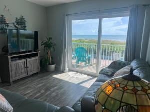 Televiisor ja/või meelelahutuskeskus majutusasutuses Richard Arms Unit 21- Direct Oceanfront Condo!