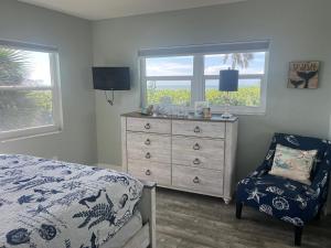 Voodi või voodid majutusasutuse Richard Arms Unit 21- Direct Oceanfront Condo! toas