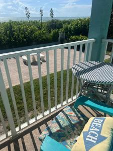 Rõdu või terrass majutusasutuses Richard Arms Unit 21- Direct Oceanfront Condo!