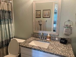 Vannituba majutusasutuses Richard Arms Unit 21- Direct Oceanfront Condo!