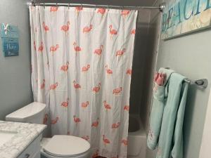 Vannituba majutusasutuses Richard Arms Unit 21- Direct Oceanfront Condo!