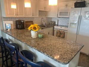 Köök või kööginurk majutusasutuses Richard Arms Unit 21- Direct Oceanfront Condo!