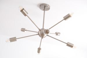 een klok geïsoleerd op een witte achtergrond bij Corazón Cuatro in Jaén +57 foto's