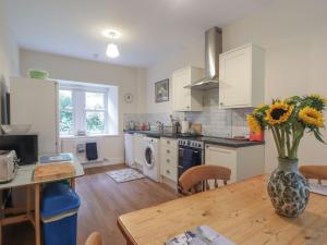 Kuchyň nebo kuchyňský kout v ubytování Gunroom Cottage