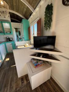 TV a/nebo společenská místnost v ubytování Beautiful Chalet in Estepona with stunning views