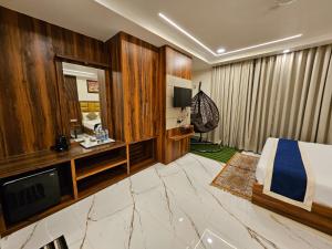 HOTEL MAA LAXMI PALACE客房内的一张或多张床位