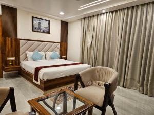 HOTEL MAA LAXMI PALACE客房内的一张或多张床位