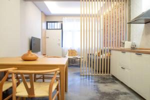 Una cocina con una mesa y sillas de madera. en Stunning Apartment Pueblo Nuevo, en Madrid