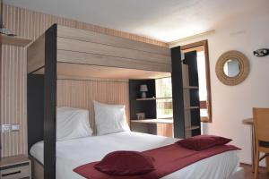 Postelja oz. postelje v sobi nastanitve Hôtel Bagatelle Paris Nord Roissy CDG