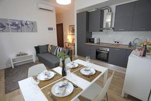Una cocina y una sala de estar con mesa de comedor. en Appartamento San Donato, en Florencia