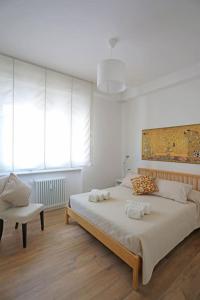 Un dormitorio con una cama y una silla y ventanas. en Appartamento San Donato, en Florencia