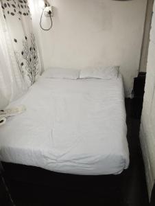 Ένα ή περισσότερα κρεβάτια σε δωμάτιο στο Small affordable room rustenburg
