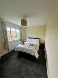 un dormitorio con una cama y una ventana en Marguerite Retreat, en Newcastle