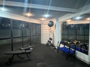 Γυμναστήριο ή/και όργανα γυμναστικής στο Apart Hotel quarto e sala mobiliado na Enseada do Sua
