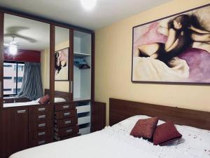 Ένα ή περισσότερα κρεβάτια σε δωμάτιο στο Apart Hotel quarto e sala mobiliado na Enseada do Sua +19 φωτογραφίες