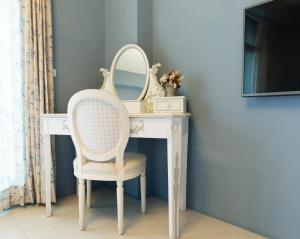 a dressing table with a chair and a mirror at Wei Sen House in Hualien City