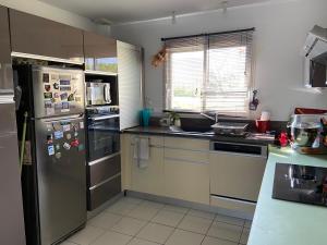 BriatexteにあるVilla moderne dans village typiqueのキッチン(ステンレス製の冷蔵庫付)