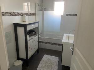 BriatexteにあるVilla moderne dans village typiqueのシャワーと洗面台を備えた白いバスルーム +4枚の写真