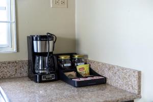 Drax Hall-Near Ocho Rios-King Bed-Pool-BBQ Grill-Gated Complex-Free Parking-Free Wifi 100Mbps的咖啡和沏茶工具