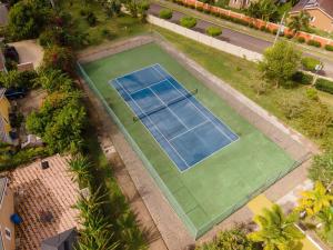 Drax Hall-Near Ocho Rios-King Bed-Pool-BBQ Grill-Gated Complex-Free Parking-Free Wifi 100Mbps内部或周边的网球和/或壁球设施