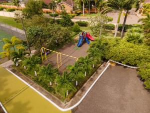 Drax Hall-Near Ocho Rios-King Bed-Pool-BBQ Grill-Gated Complex-Free Parking-Free Wifi 100Mbps的儿童游玩区