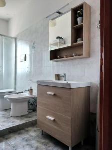 łazienka z umywalką i toaletą w obiekcie Antonio's BnB w mieście Casalnuovo di Napoli