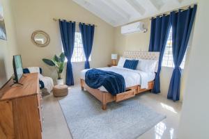 Drax Hall-Near Ocho Rios-King Bed-Pool-BBQ Grill-Gated Complex-Free Parking-Free Wifi 100Mbps客房内的一张或多张床位
