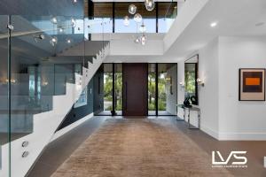 ein Flur eines Hauses mit einer Treppe mit Glaswänden in der Unterkunft Carlotta- New Construction Luxury Waterfront Villa in Fort Lauderdale