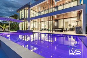 eine Außenansicht eines Hauses mit Swimmingpool in der Unterkunft Carlotta- New Construction Luxury Waterfront Villa in Fort Lauderdale + 153 Fotos