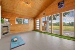 una stanza vuota con un camino e un tappetino da yoga di NEW! Enjoy Yoga Classes! Private 2 BR Suite w Netflix & Banff Pass! Near Championship Golf Course! a Calgary