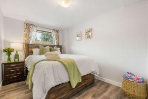 una camera da letto con un letto grande e una finestra di NEW! Enjoy Yoga Classes! Private 2 BR Suite w Netflix & Banff Pass! Near Championship Golf Course! a Calgary Altre 30 foto