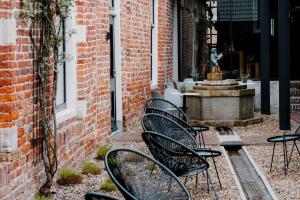 a group of chairs sitting in front of a fountain at Hotel Abdij Dokkum in Dokkum