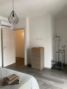 una camera con letto, armadio e cassettiera di Wellhouse a SantʼAntìoco