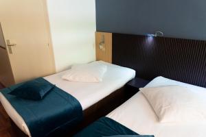 Postelja oz. postelje v sobi nastanitve Hôtel Bagatelle Paris Nord Roissy CDG