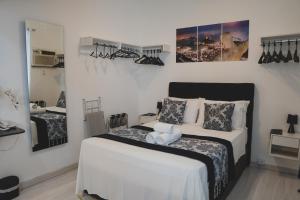 Giường trong phòng chung tại Studio Leblon