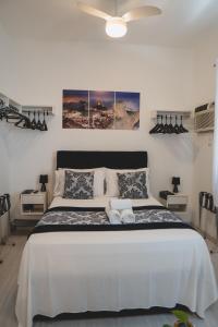 Giường trong phòng chung tại Studio Leblon