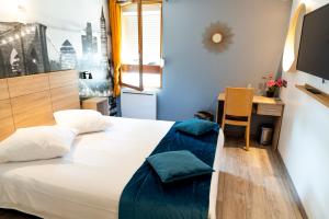 Postelja oz. postelje v sobi nastanitve Hôtel Bagatelle Paris Nord Roissy CDG