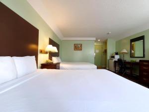 Rúm í herbergi á Cloud 9 Inn