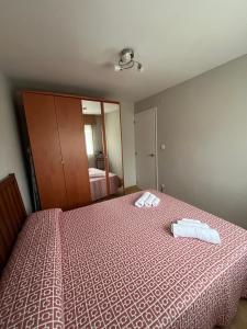 Un dormitorio con una cama con dos toallas encima. en Santa Coloma Apartamentos, en Santa Coloma