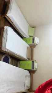 纳伦Rozalinda Guesthouse的一堆床垫放在房间里架子上