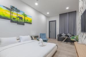 Un dormitorio con una cama y una sala de estar. en 芭提雅21航站楼附近8卧9卫轻奢现代别墅带独立歌房, en Norte de Pattaya 88 fotos más