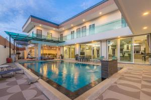una casa con piscina delante en 芭提雅21航站楼附近8卧9卫轻奢现代别墅带独立歌房, en Norte de Pattaya
