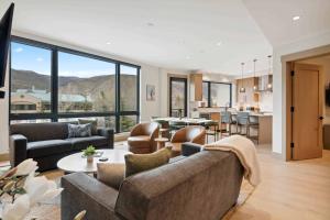 Χώρος καθιστικού στο One Riverfront Condo 207 by East West Hospitality