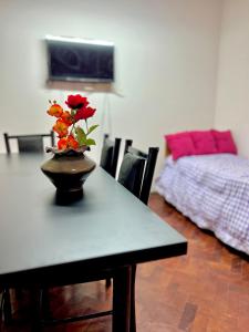 Ένα ή περισσότερα κρεβάτια σε δωμάτιο στο Hermoso departamento en la Peatonal de Mendoza