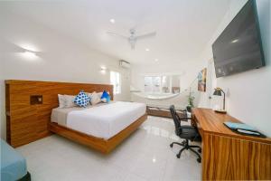 Televisyen dan/atau pusat hiburan di 5 Bedroom Modern Villa with Private Pool - Great Location