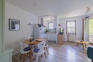 a kitchen and dining room with a table and chairs at Direkt an Wanderwegen Balkon mit traumhafter Aussicht Sauna im Haus Tiefgarage E-Ladestation in Todtnauberg