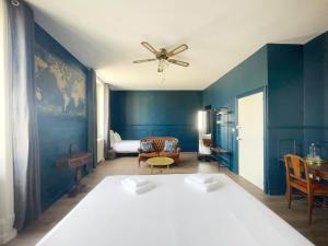 una camera da letto con pareti blu e un letto con soffitto di La Maison Voyage Bed and Breakfast a Onzain Altre 23 foto