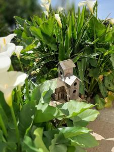 a small bird house sitting on top of plants at La chambre d'Hôt'ize in Bouillé-Courdault +6 photos