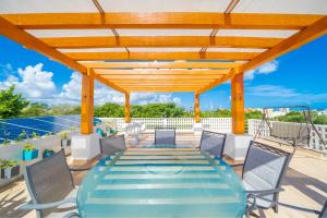 Balkoni atau teres di 5 Bedroom Modern Villa with Private Pool - Great Location